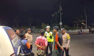 Patroli-Dialogis-Polres-Pelabuhan-Tanjungperak-Imbau-Warga-di-Pesisir-Surabaya-Antisipasi-Banjir-Rob