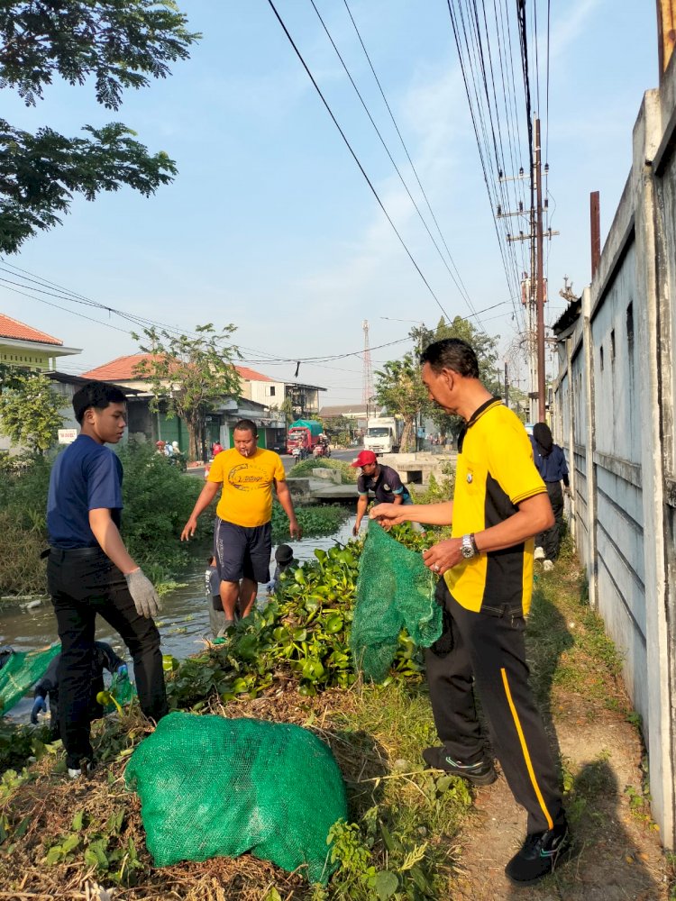 Peduli Kelestarian Lingkungan, Polsek Krian Dukung Aksi Bersih Sungai