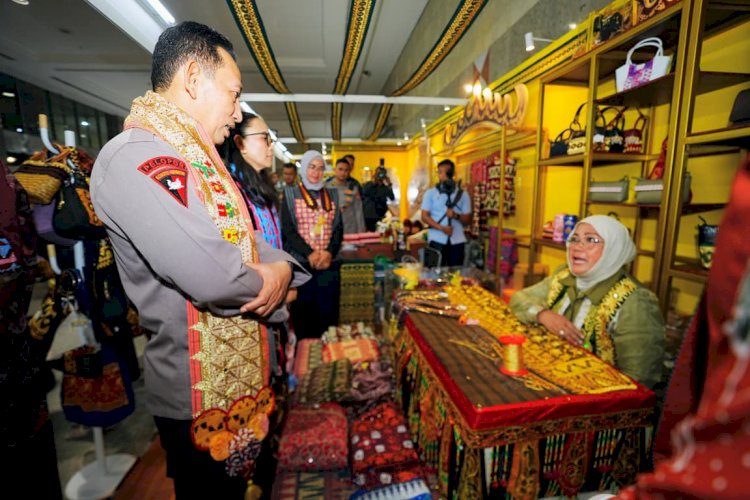 Kapolri Bersama Ketua Umum Bhayangkari Tinjau Bazar Kreasi Bhayangkari Nusantara 2026