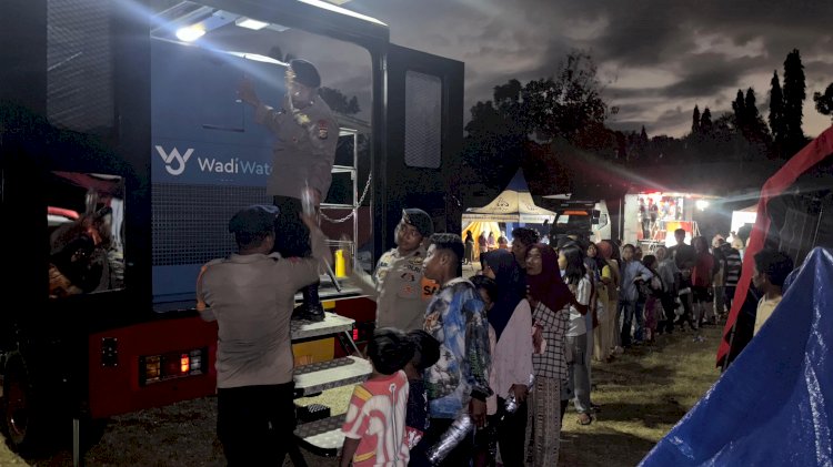 Hadirnya Kendaraan Watergen Brimob, Pelepas Dahaga Warga Pengungsian di Manggarai